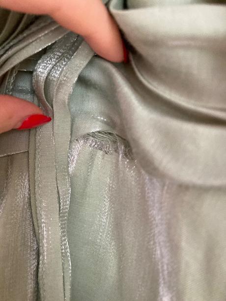 Virálne perleťové šaty, s