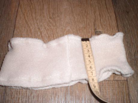 Béžová flísová čelenka obvod 54-59 cm nenosená, 