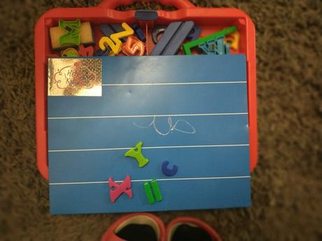 Tabuľa s písmenami, číslicami, kriedami, 