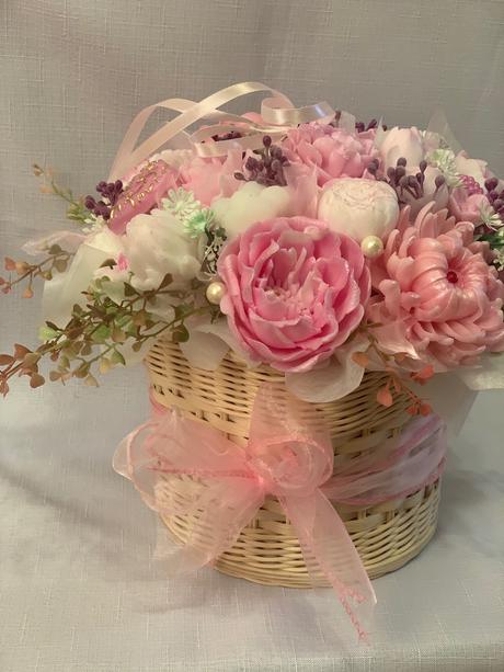 Veľká mydlova kytica v pletenom priborniku, 