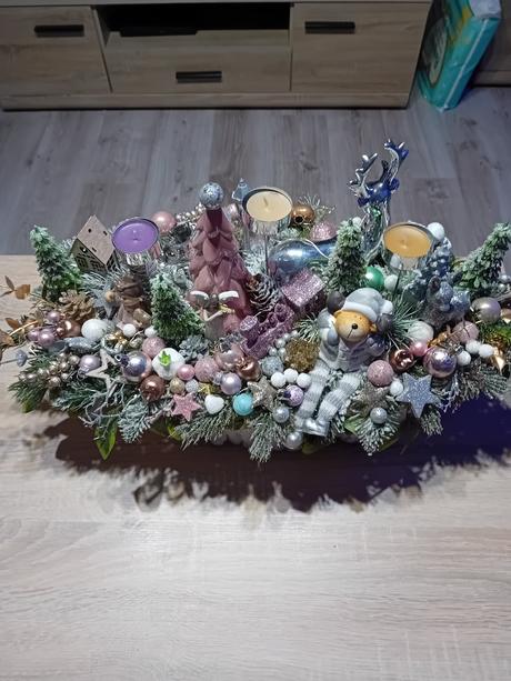 Vianočný svietnik s postavičkami., 