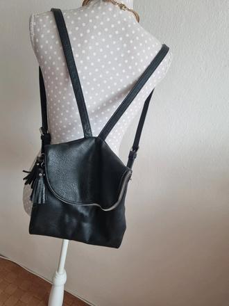 Čierny koženkový batoh/kabelka,