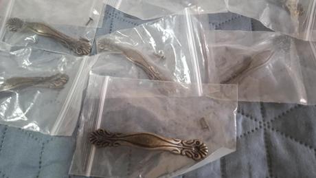 Malé úchytky na drobný nábytok 8ks,