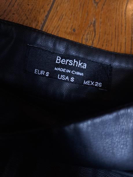 Bershka plisovaná midi sukňa z umelej kože, bershka,s