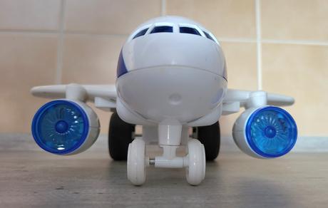 Lietadlo so zvukom a so svetlami,