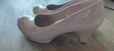 Lakovane lodicky, 38