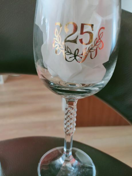 Pohár s označením 60 a 25, 