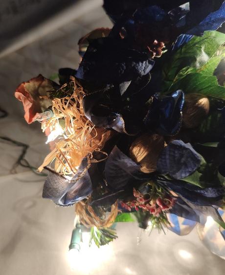 Modrá vianočná kytica so svetielkami,