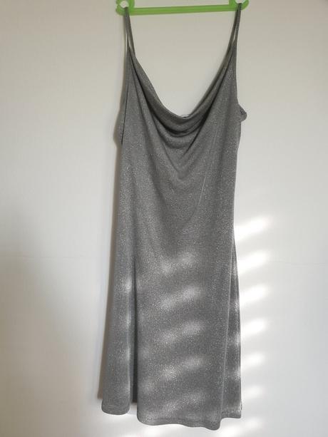 Trblietavé šaty, s