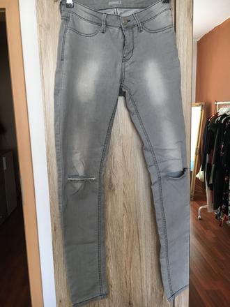 Jegíny s otvormi na kolenách, takko,s