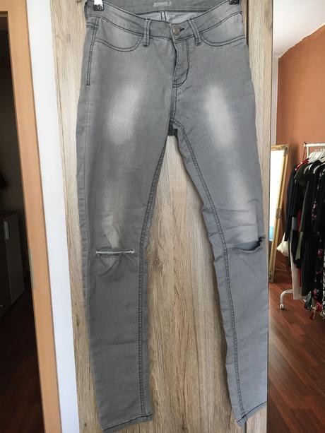 Jegíny s otvormi na kolenách, takko,s