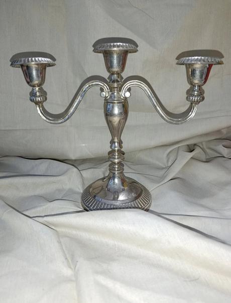 Veľký postriebreny svietnik  výška 23 šírka 27, 