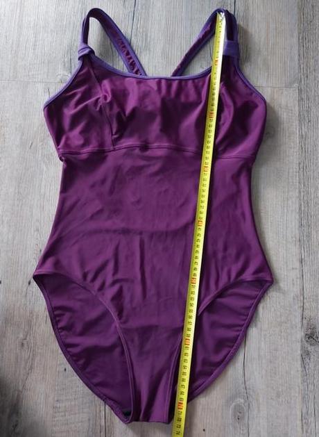 Bordovo fialové plavky, 42