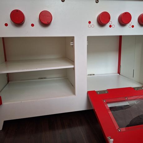 Drevená kuchynka s príslušenstvom a zásterou, 