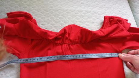 Tričko s odhalenými ramenami a volanom, 36