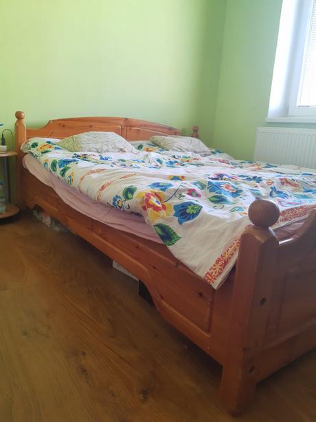 Masívna drevená posteľ, 
