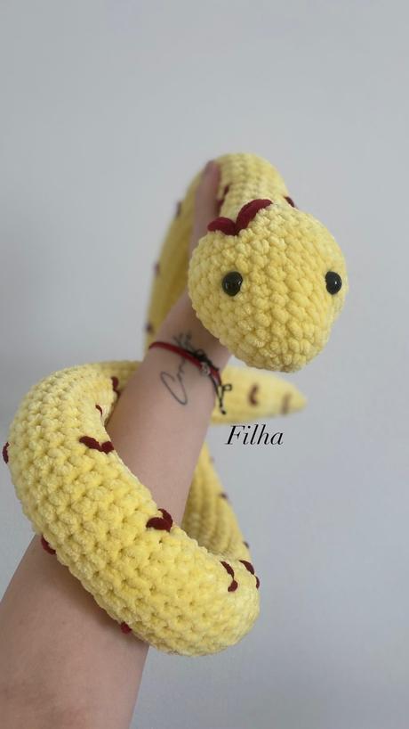 Žltý háčkovaný hadík,