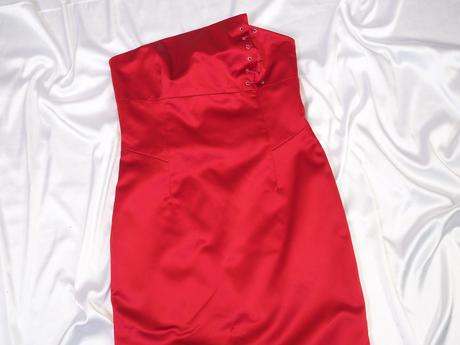 Kvalitné červené spoločenské šaty, s