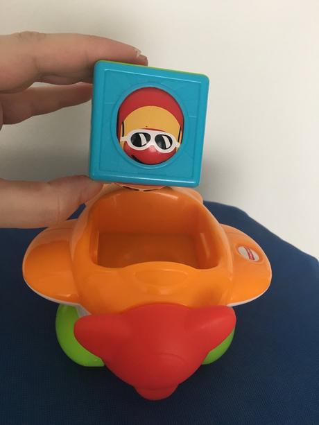 Lietadlo s veselou kockou a guličkou fisher price, 