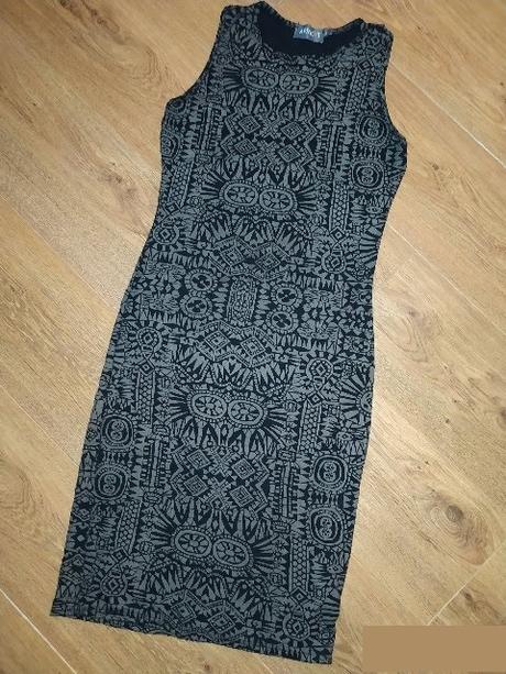 Elastické vzorované šaty, s