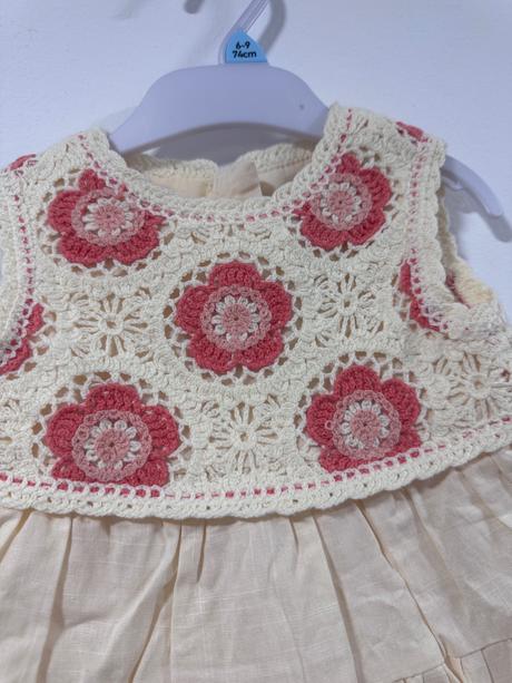 Krásne šaty s háčkovaným vrchom, 80