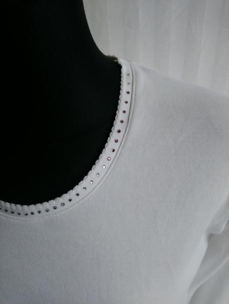 Elastický biely top, kamienky okolo výstrihu italy, m