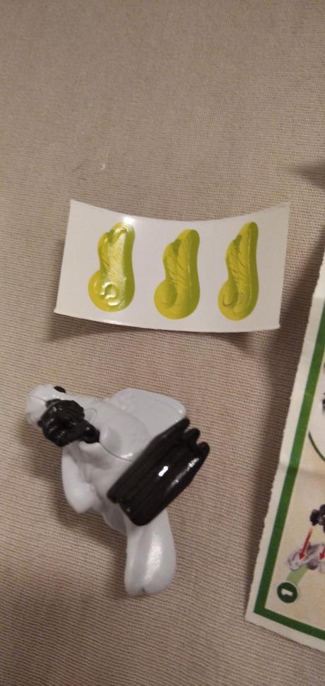 Kinder hračka natoons papagaj,