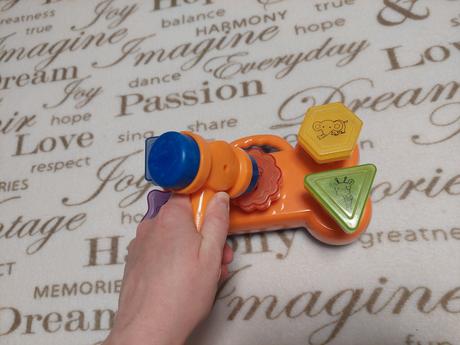 - zatĺkatko so zvukmi a kladivom,