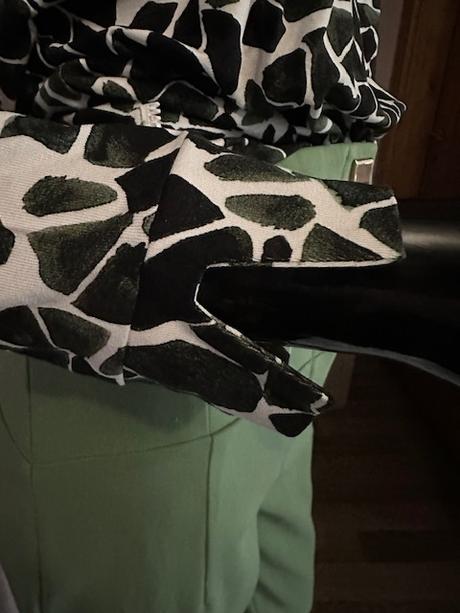 Zeleno biely top so vzorom a výstrihom zn. magenta, l / m