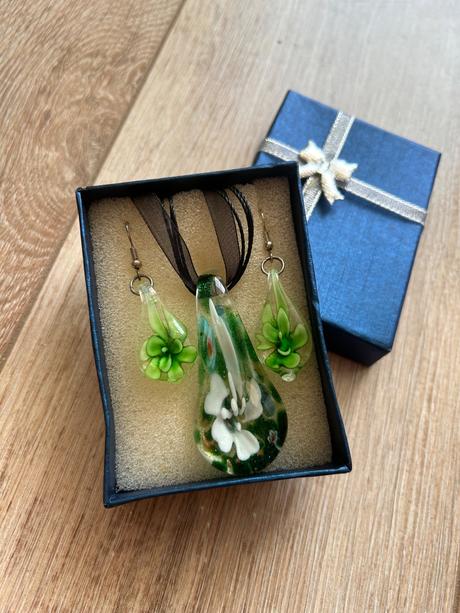 Náhrdelník a náušice, 