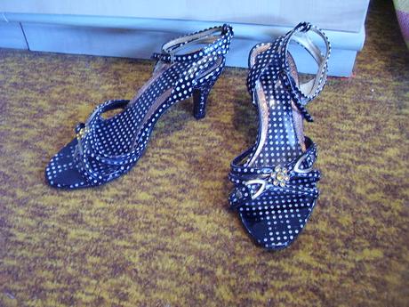 Čierne sandalky  s bielymi bodkami, 36