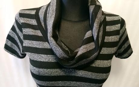 Dámsky predĺžený čierno sivý top s rolák. golierom, xs