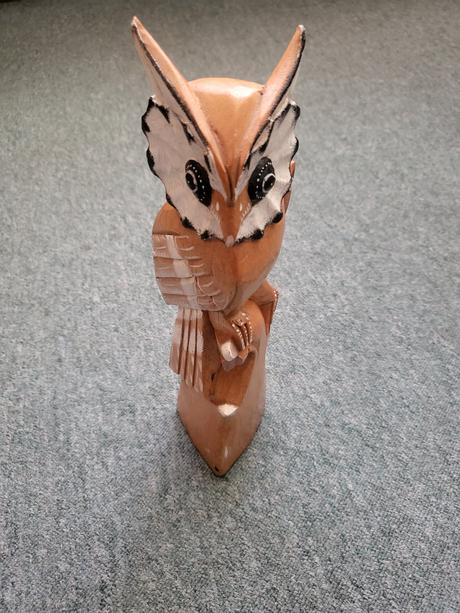 Soška sovy z dreva, 