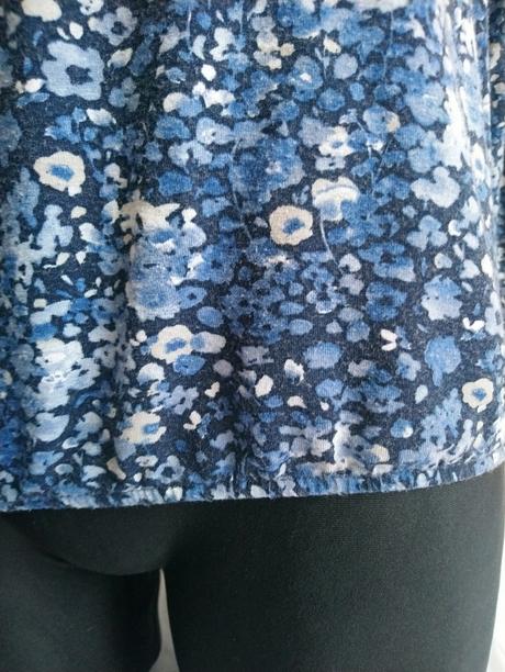 Elastický modrý top s kvetinovým vzorom, bonita, m