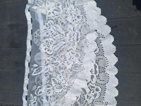 Dve malé záclonky s vlnovkami, 