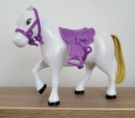 Kôň s fialovým postrojom,