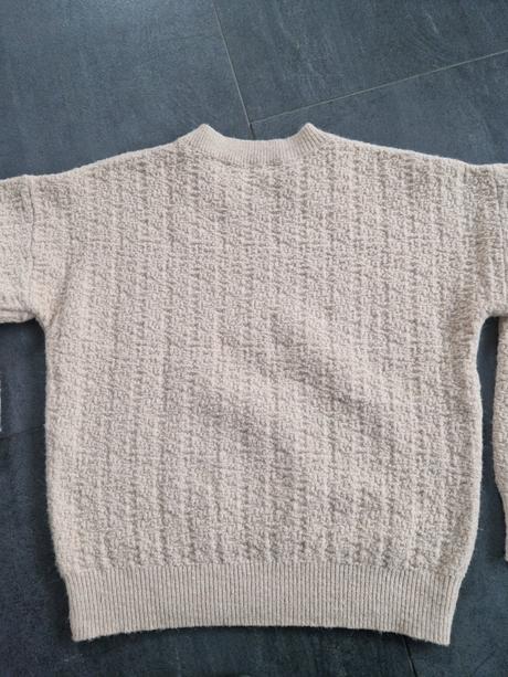 Béžový pulóver s kvietkami, s