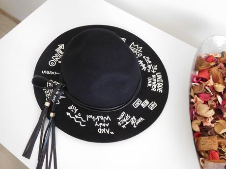 Reserved klobúk cierny s popisom bielej,, reserved