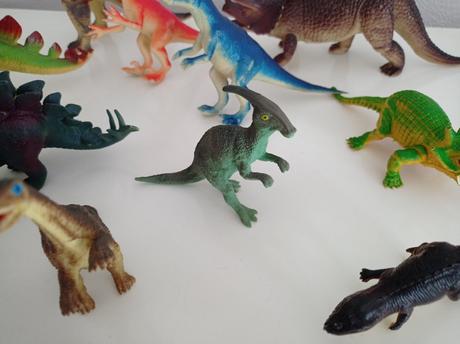 14 ks dinosaury rozne super stav,