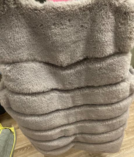 Kožušinová vesta darujem k nákupu, 