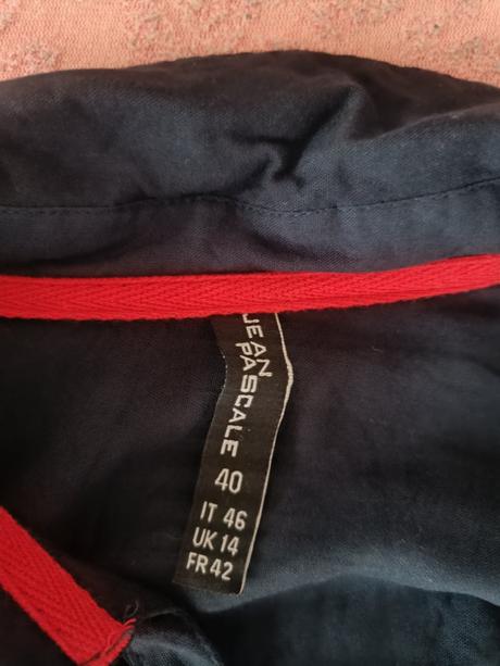 Tmavomodrá košeľa, 40