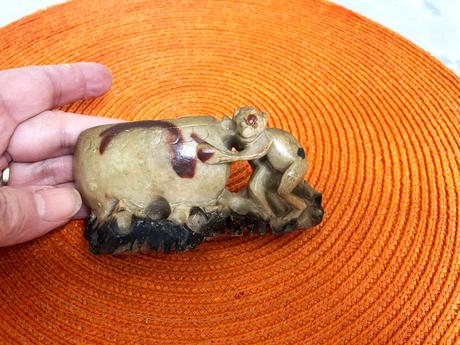 Stará kameninová socha, 