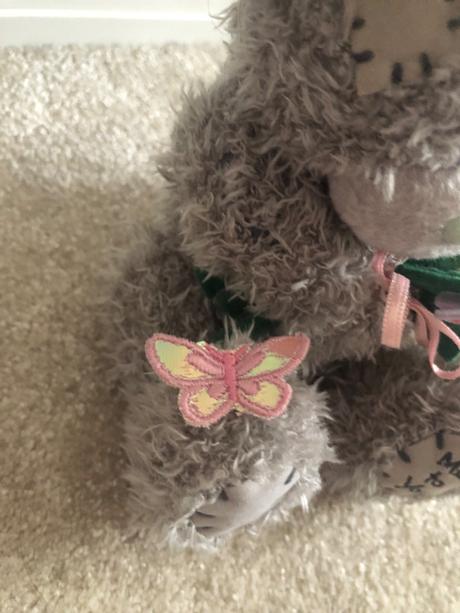 Macko k sviatku s kvetom, 