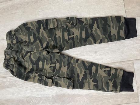 Maskáčové tepláky, 116