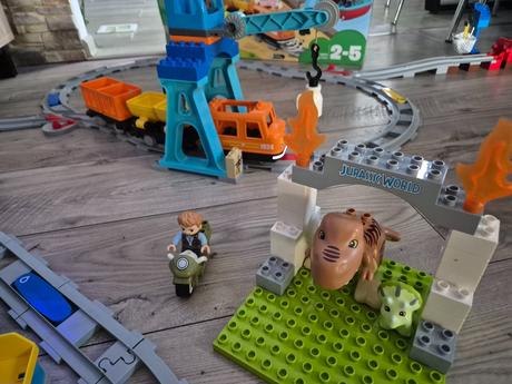 Lego vlaky + dinosaury,