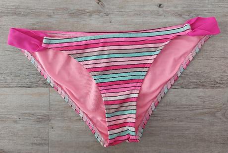 Rúžové pásikavé bikiny, 38
