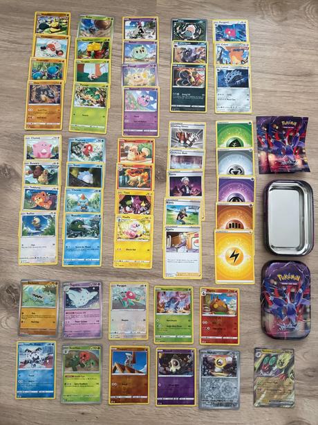 Balík 50 pokémom kariet + kovová tinka, 