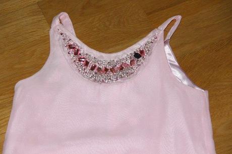 Šaty s kamienkami, 116