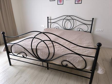 Kovová posteľ, šírka (cm): 180,dĺžka (cm): 200