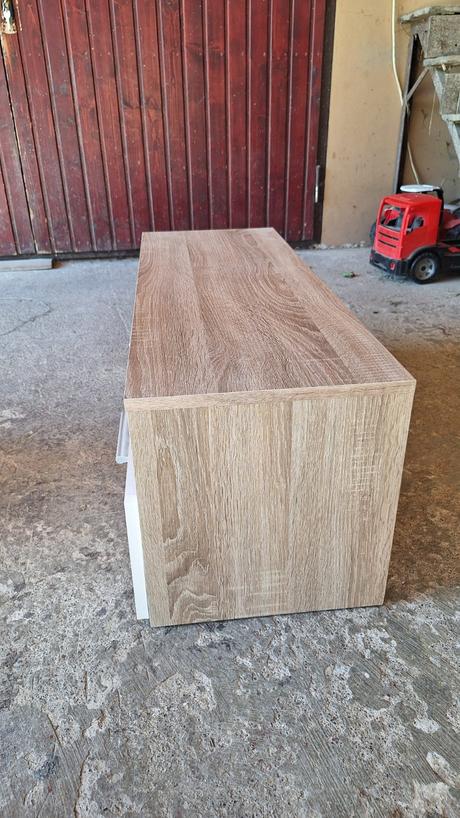 Skrinka pod televizor,